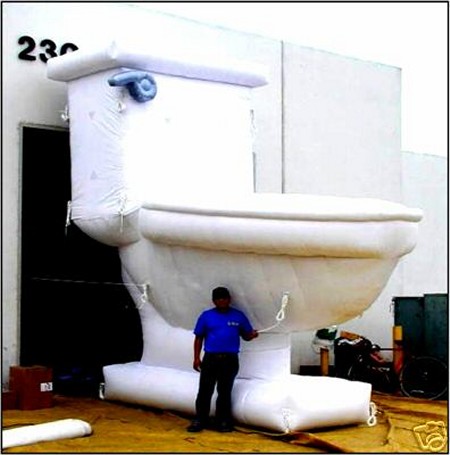 巨大なトイレの便器(風船製)。何に使うのだろうか……。
