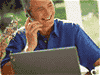 携帯やパソコンを使う老人イメージ