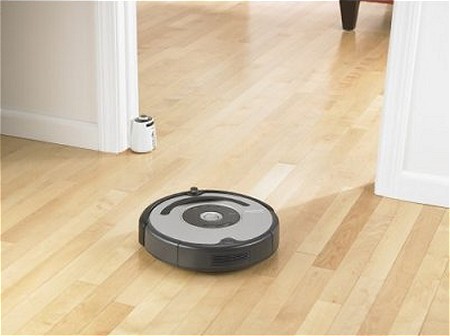 バームクーヘンか厚手のマンホールのような「ルンバ(Roomba)」。奥手の扉部分にあるバーチャルウォールユニットで「掃除エリア」を区切ることも出来る。