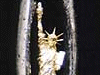 針の穴の中の自由の女神像イメージ