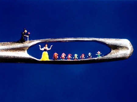 DailyMailに掲載されていた一枚、「白雪姫と七人の小人(＋魔女)」。小人たちが乗っているのは通常サイズのミシン針の頭にある穴。針がビックサイズであるわけではない。
