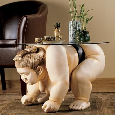 「Basho The Sumo Wrestler Table」。直訳すると「場所……相撲取りのテーブル」。何かが間違ってる。