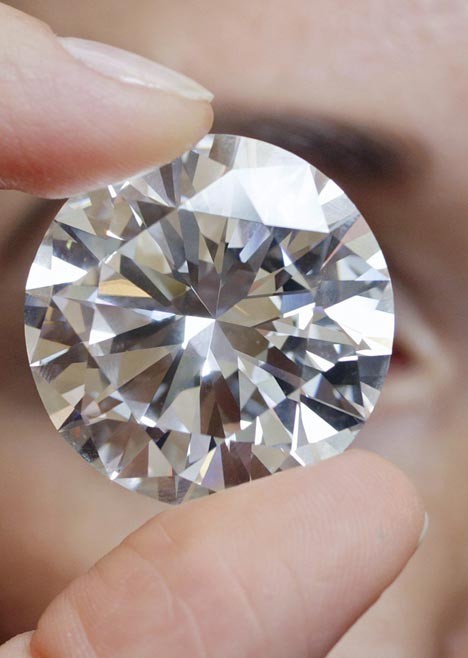落札されたダイヤモンド(From DailMail)。ガラス球のイミテーションダイヤでもこの大きさはなかなか無いというのに……