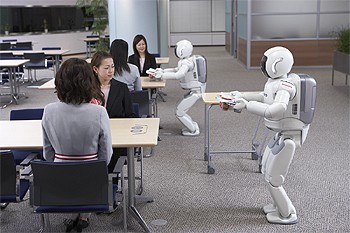 連係プレーで給仕を行なうASIMO