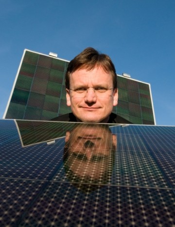 量産が始まった薄膜型太陽電池にあごを乗せるMartin Roscheisen氏