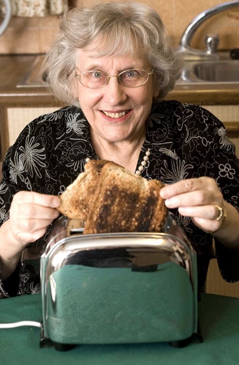 「自分が焼いた食パンの枚数など覚えていない」とでも語りそうな、56年物の現役トースターと持ち主のJoan Lopes嬢