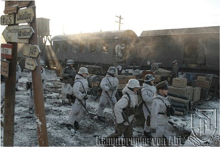 前回の写真とは別の、冬の情景における軍用列車の情景。元サイトでは近況感あふれるサウンドも流れる。