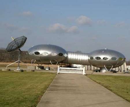 宇宙船な家。「MIB」の遊園地の飾りUFOのごとく、「本当はホンモノでした」とかいわれそう。