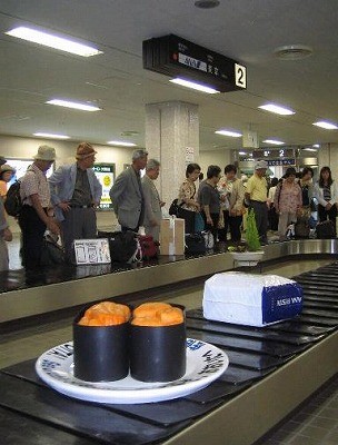 大分空港内のベルトコンベアで運ばれてくる「うに」と「車えび」。