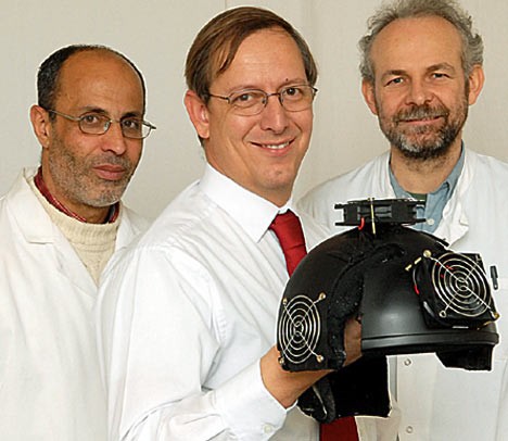 Gordon Dougal博士と研究チーム、そして「赤外線掃射ヘルメット」
