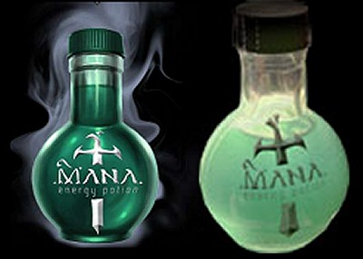 商品となる「マナポーション」こと「Mana Energy Potion」(左はイメージ、右は実物)
