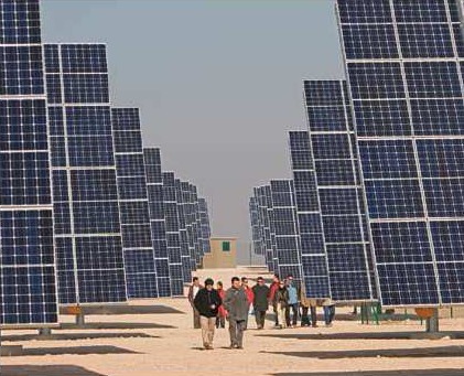 「太陽光発電技術とマーケティングで革新を続けるスペインの太陽電池メーカー」とのキャプションと共に掲載されている太陽電池群。