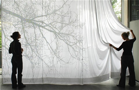 一見ごく普通の白いカーテンに見える。しかしこのカーテン、本物の陰ではなくカーテンに描かれた模様。しかもその模様は……