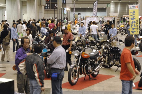 昨年の「東京ノスタルジックカーショー」「東京プレミアムモーターサイクルショー」のようす。ノスタルジックな空気が充満した会場でさまざまなプレミアカーやバイクが展示される。