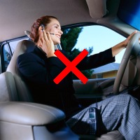 自動車運転中の携帯電話使用イメージ