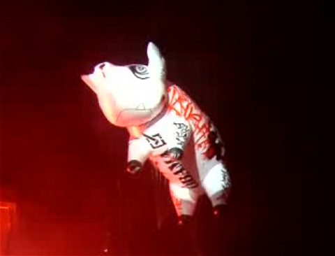 ロジャー・ウォーターズのコンサートに登場する「空飛ぶ豚」