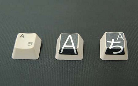 普通のキーボード(左)と「ヨクミエール」アルファベット版(中)、かな文字付版(右)