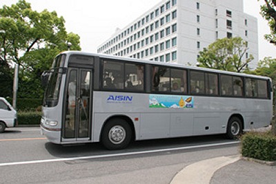 バイオディーゼル100％燃料で走るアイシン精機のバス