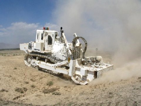 アフガニスタンでテスト中の対人地雷除去機