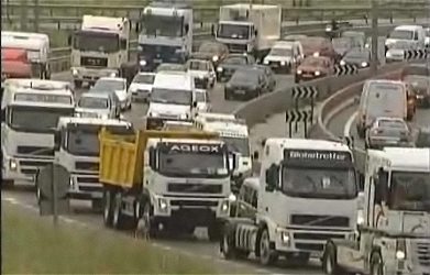スペインで起きたトラックのストライキ(BBC NEWS元記事上に掲載されている動画から)。クラクションを鳴らしながらのろのろ運転をし、苦境を訴えている。