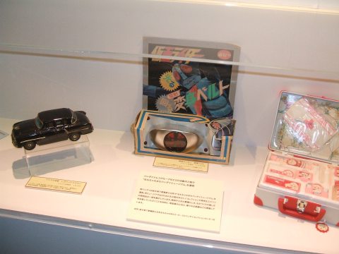 ケータイのデジカメも併用したので少々見難いところもあるが、展示物の一部。業務内容を説明するには十分なもの。小さなゲームショウのような感じ。