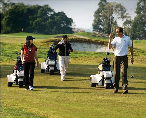 ゴルファーの後を自動的に追尾するメカ・キャディことElectric golf caddie battery trolley shadow caddy