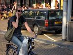 自転車運転中の携帯電話使用イメージ