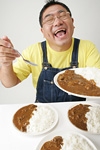 カレーを食べる男性イメージ