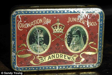 チョコレートが入っている缶。1902年6月26日の戴冠式・セントアンドリュースの文字が読める(以上、Mail Onlineより)