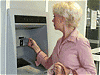 ATMを使う高齢女性イメージ