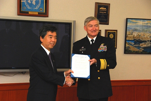 レシピの授与が行われたアメリカ海軍横須賀基地(左が蒲谷亮一・横須賀市長、右がジェームズ・ケリー在日米海軍司令官)