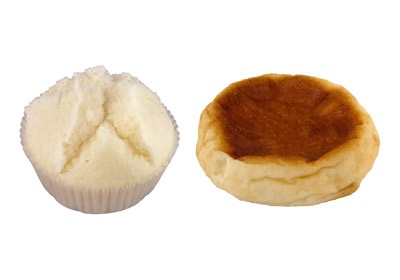 左:国産米粉の酒蒸しパン(こしあん)、右:国産米粉のじゃがいもカレーパン