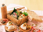 花見でおにぎりイメージ