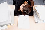 仕事場で仮眠イメージ