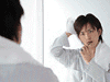 一日を反省しながら歯をみがくイメージ