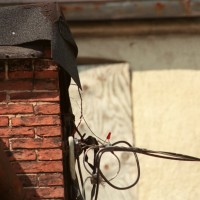 電気線をいじることによる盗電イメージ