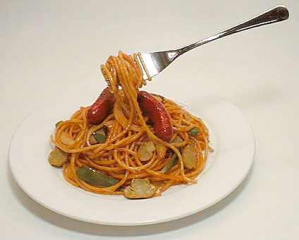 食品サンプルとしては一番馴染み深い「スパゲティナポリタン」。空中に浮かんだフォークがポイント。お値段は5800円。ちなみにイタリアのナポリにはナポリタンは無い。