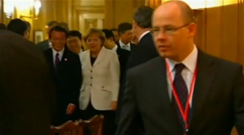 G20での夕食会のようす。3分40秒あたりから、場面後部で麻生首相とメルケル首相が共にメニューを見たあと、笑いながら会話をしつつ、画面右側から左側に歩いていく姿が確認できる