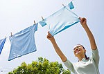 洗濯物を外に干すイメージ
