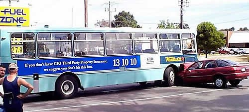 バスには大きく「GIOの自動車保険に入っていないのなら、このバスにはぶつからない方がいいよ(補償金が大変だからね)」と書いてある。そのバスに突っ込んだ自動車……。保険に入っているのかしら?(汗)