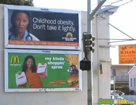「子どもの肥満をちゃんと考えましょう」という広告の下に、某ファストフードの「私の子どもはこれで大喜び」という広告。えーと、つまり、何だ(笑)。