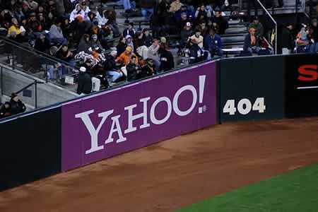 アメリカのカリフォルニア州サンフランシスコにある、AT&Tパークという野球場。「404」は「ホームベースからこの位置まで404フィート(約123メートル)」を意味しているのだが、たまたまその横にヤフーの広告が入ったため、色々と想像してしまうことに。