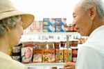 100円ショップと高齢者イメージ