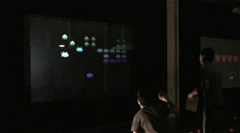 Multitouch Space Invaders。デジタルとアナログの融合表現的な雰囲気