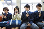 携帯電話で調べものをする高校生イメージ