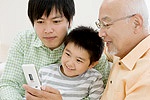 お年寄りと子どもで携帯電話イメージ