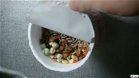 同じくYouTubeで紹介されているアメリカのカップヌードル。確かにエビが少ない……ようにも見える(ビーフ味だからなのかもしれないが)。
