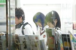 コンビニで漫画を読む人たちイメージ