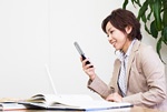 携帯電話を使ったクロスメディア広告イメージ