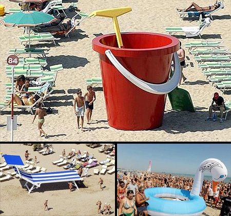 イタリアのリミニ地方の海岸に出現した巨大なビーチ用品